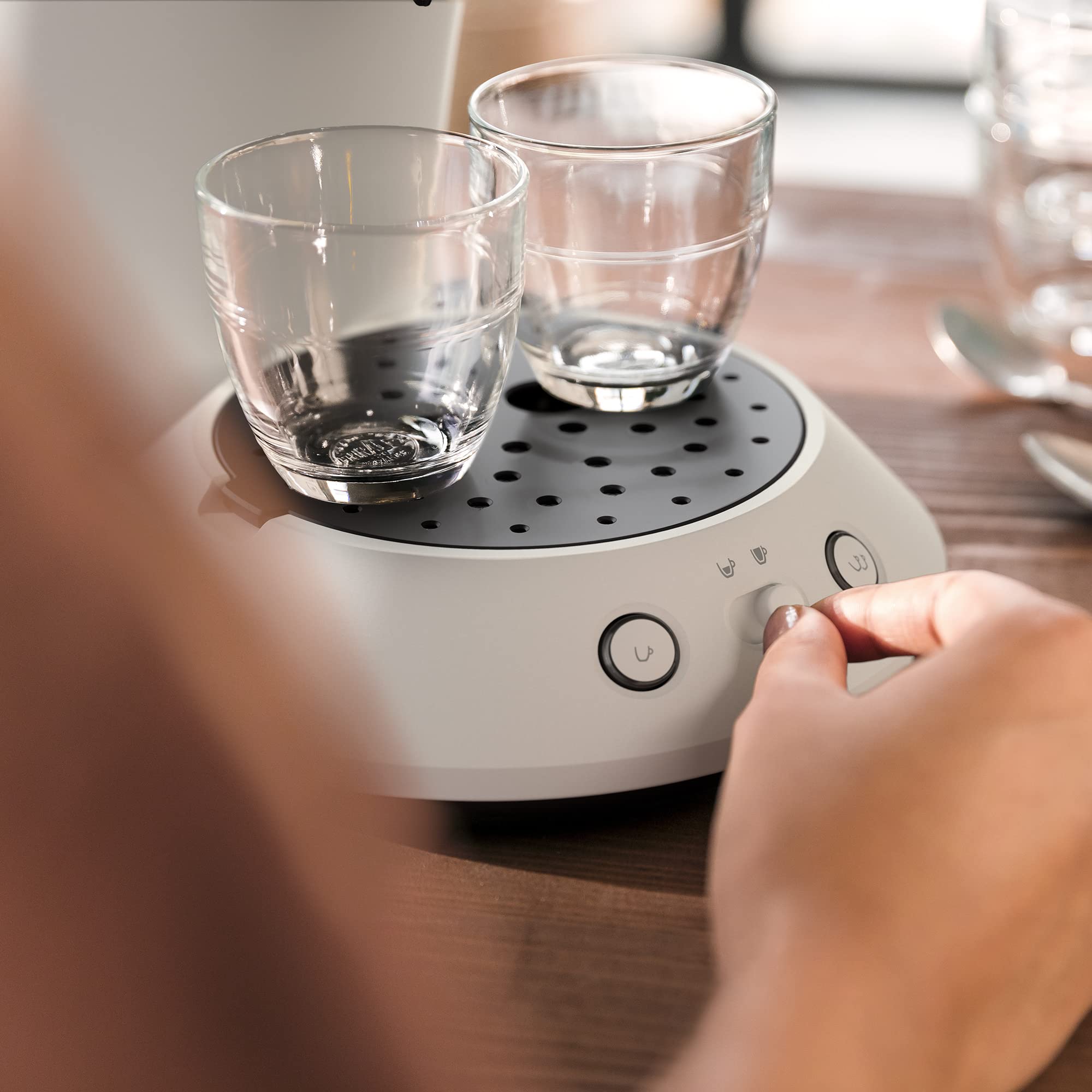 Machine à Café à Dosettes Blanc/Noir – Boost d'Arômes & Sélection d'Intensité (CSA210/10)